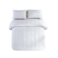 Главните поставуваат алтернативно ватирано ќебе за кревет кралица во бело