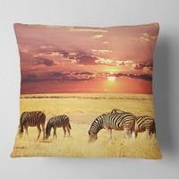 DesignArt Zebras што паси заедно на зајдисонце - модерен пејзаж печатен перница за фрлање - 16x16